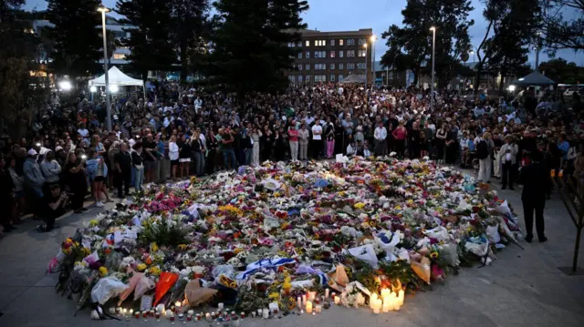 Pessoas em luto participam de uma vigília em um memorial na praia de Bondi, em Sydney, na Austrália, em 15 de dezembro de 2025