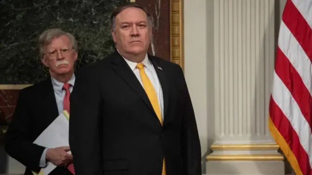 Mike Pompeo e John Bolton com olhar sériojogo de penalti apostasala internajogo de penalti apostaprédio do governo