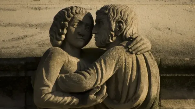 Srednevekovaя skulьptura, obnimaющaяsя para