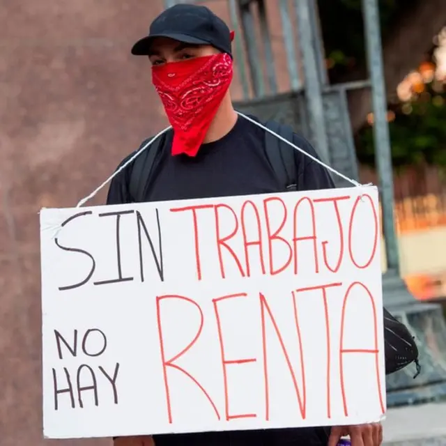 Manifestante latino protesta contra crisis nos Estados Unidos.