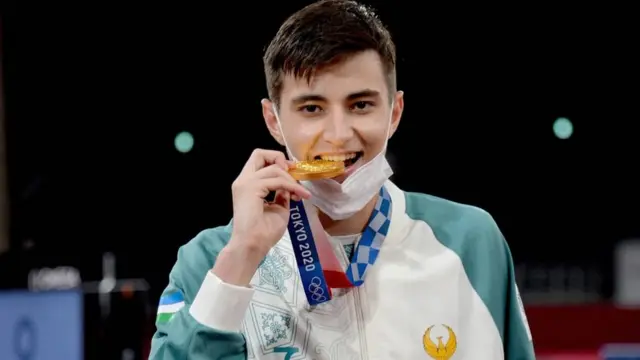 Ўзбекистон Токио Олимпиадасини олтин медаль билан бошлади. Биринчи бўлиб 19 ёшли таэквондочиси Улуғбек Рашитов Ўйинларнинг шоҳсупасига чиқди