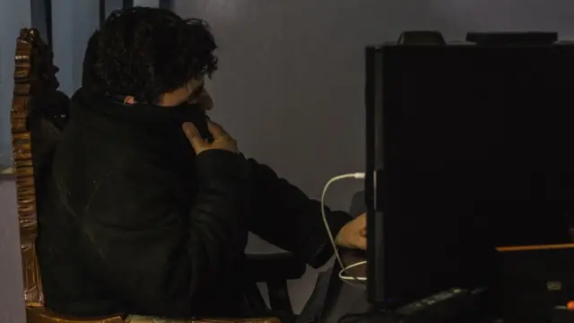 Орхан дома в зимней одежде