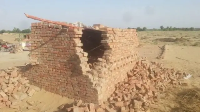 पाकिस्तानमध्ये घरं पाडण्याचं प्रकरण काय आहे?