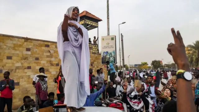 Plenty young pipo for Sudan bin wan make tins go smooth for di kontri