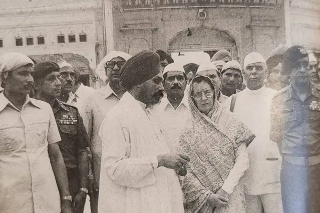 ऑपरेशन ब्लू स्टार के बाद स्वर्ण मंदिर में इंदिरा गांधी