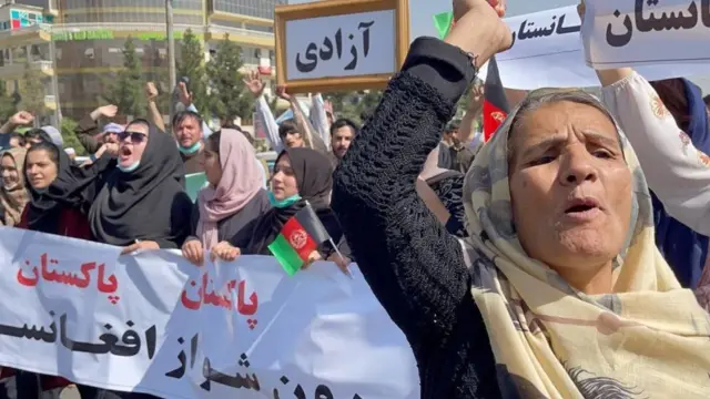 কাবুলে তালেবানের বিরুদ্ধে নারী বিক্ষোভকারীদের একাংশ।