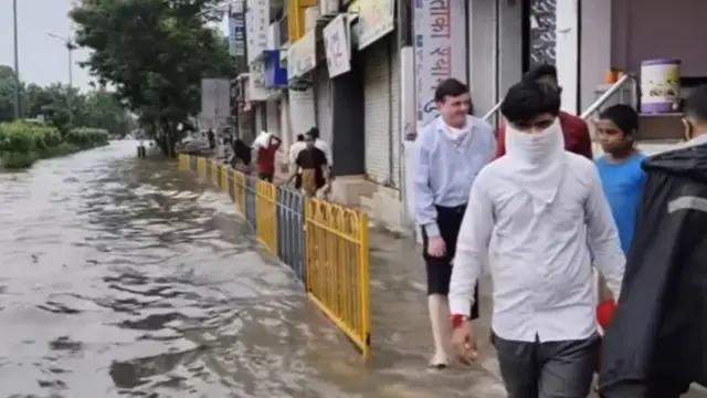 પાણીને કારણે હાલાકી ભોગવતા લોકો