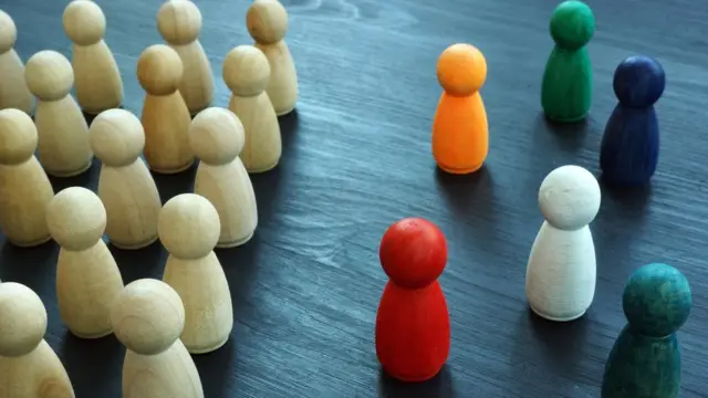 Concept de diversité et d'inclusion. Figurines en bois et en couleur