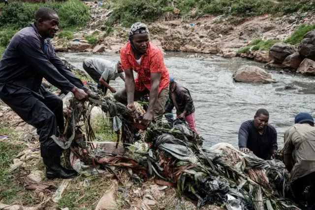 Ita ma kungiyar Canaan Riverside Green Peace da ke Kenya tana kokarin fitar da datti daga cikin Nairobi River ranar Asabar.