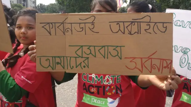 শিশুদের হাতে ছিলে নানা বক্তব্যবাহী প্ল্যাকার্ড।