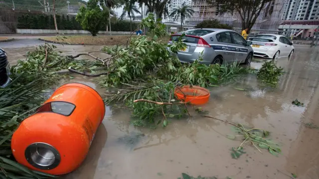 香港杏花邨在颱風天鴿下垃圾桶被吹翻(23/8/2017)
