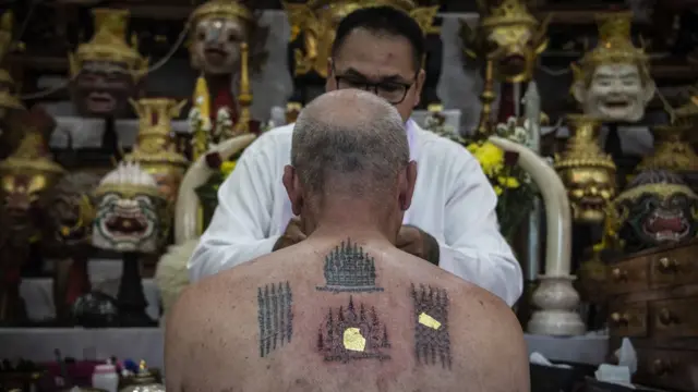 สักเสร็จแล้ว ให้อาจารย์ชั้นผู้ใหญ่ลงปิดทอง ลงคาถา