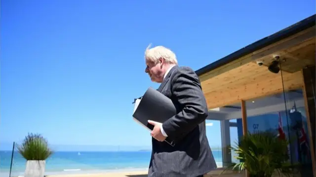 約翰遜離開記者會會場