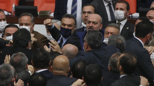 Özalan'ın kürsüye yürümesinin üzerine yumruklaşmalara varan itiş kakış yaşandı