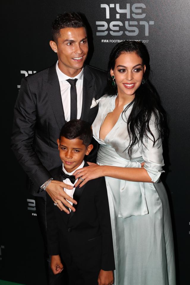 Роналду со своей девушкой и сыном