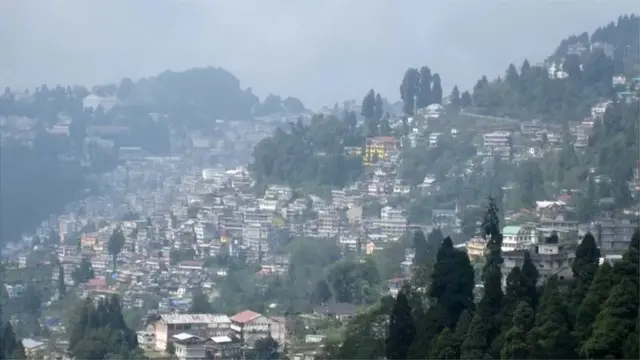 দার্জিলিং ভ্রমণে যান অসংখ্য বাংলাদেশী।