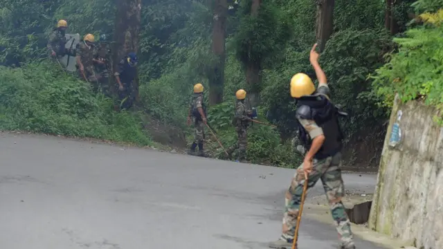 পাহাড়ে মোর্চার সমর্থকদের সঙ্গে পুলিশের খন্ডযুদ্ধ