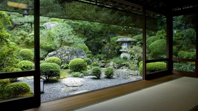 একটি ঐতিহ্যবাহী তাতামি রুম থেকে জাপানি বাগানের দৃশ্য।