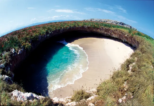 Playa Escondida o Playa del Amor en el Parque Nacional Islas Marietas de la Riviera Nayarit de México.