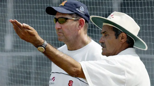 નરી કૉન્ટ્રાક્ટર એવા પ્રથમ ભારતીય હતા (હવે ત્રણ છે) જેમણે ફર્સ્ટ ક્લાસ ક્રિકેટ કારકિર્દીની પ્રથમ જ મૅચમાં બંને દાવમાં સદી ફટકારી હોય