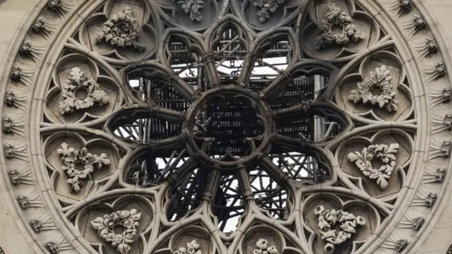Detalle de los efectos del incendio en la catedral de Notre Dame.