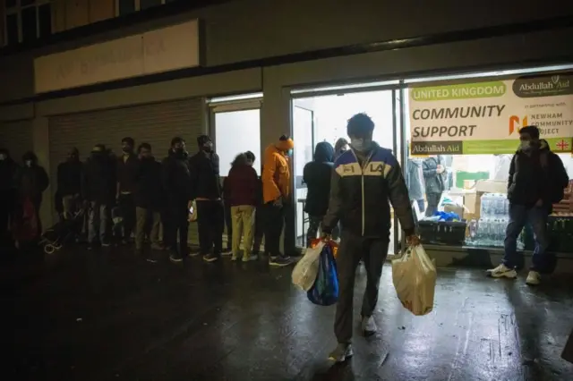 Fila para entrar en un banco de comida en Londres