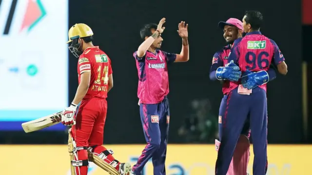 नवदीप सैनी ने तीन विकेट लिए