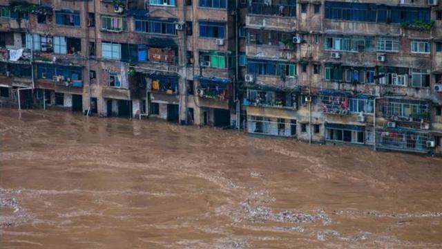 2020年汛期，重庆綦江一座楼房底层已经淹没在洪水中。