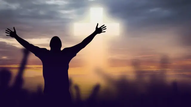 Un hombre con los brazos abiertos