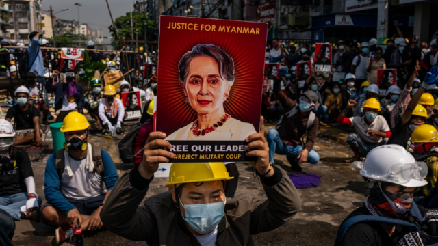 Протестующие с портретом Аун Сан Су Чжи