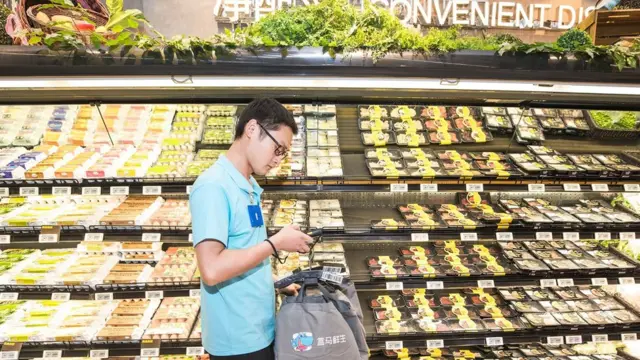 En las estanterías de los mercados de Hema basta pasar el teléfono para conocer los datos del producto.