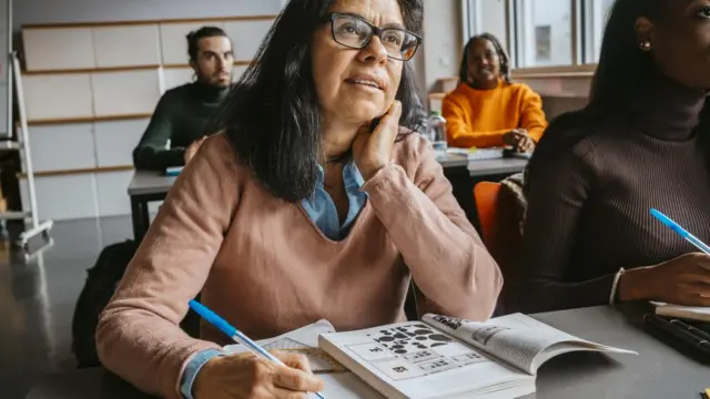 Una mujer estudiando.