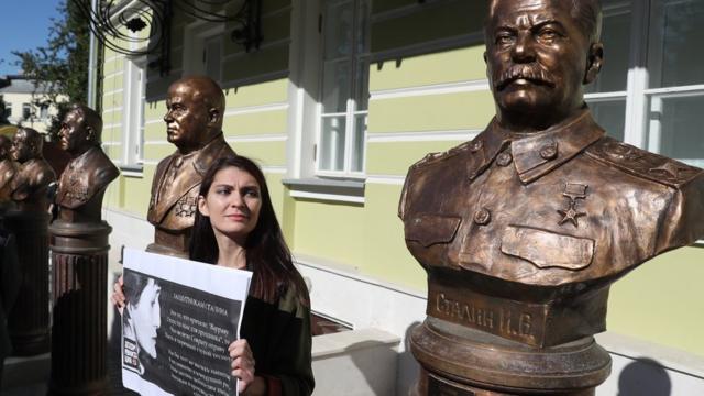 Пикетчица возле памятника Сталину
