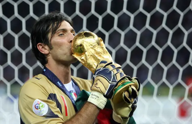 Buffon besa la copa del mundo