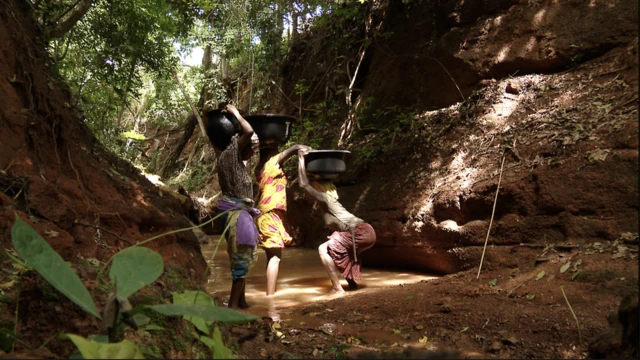 Zokuto villagers dey fetch water for stream