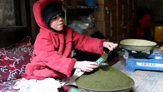 புகைப்பிடிப்பதைவிட மூக்குப்பொடி ஆபத்தானது என்று மருத்துவர்கள் எச்சரிக்கின்றனர்.