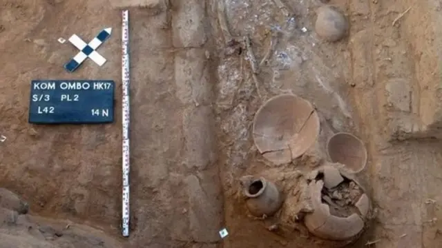 ගඩොලින් සකස් කරන ලද සොහොන් වලවල් තුළ මුට්ටි සහ අනෙකුත් අවමංගල භාණ්ඩ