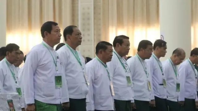 ကြံ့ခိုင်ရေးပါတီ ထိပ်ပိုင်းခေါင်းဆောင်ရာထူးတွေမှာ အငြိမ်းစားတပ်မတော်အရာရှိကြီးတွေအများစုပါဝင်ခဲ့ကြပါတယ်။