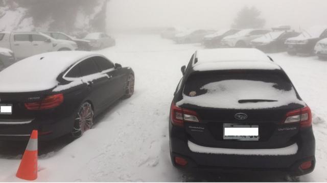 台湾合欢山降雪，车辆也被白雪覆盖。