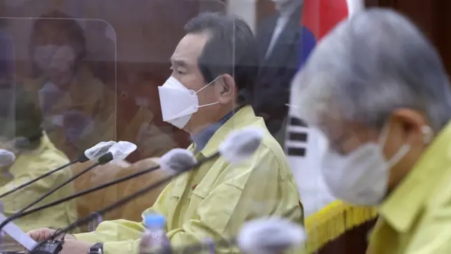 정세균 국무총리는 12일 긴급 방역대책회의를 열었다