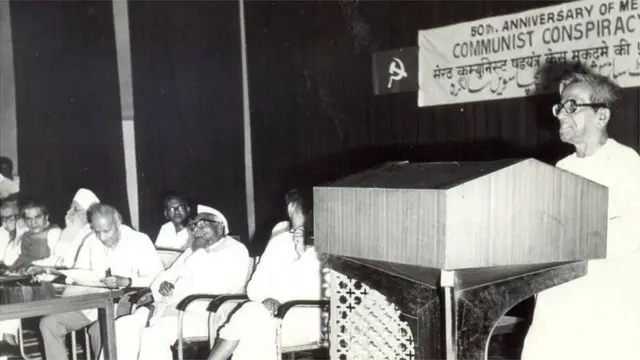 ભૂપેશ ગુપ્ત ભાષણ આપતા જોઈ શકાય છે.