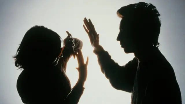 Kekerasan rumah tangga.