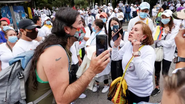 Colombianos discuten