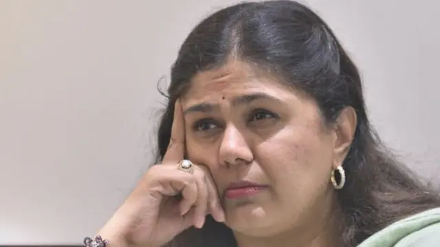 पंकजा मुंडेंची नाराजी न बोलून दाखवण्यामागची कारणं काय?