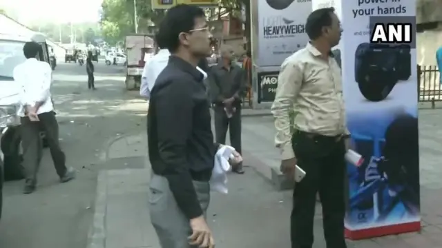 तुकाराम मुंढे शहरात पाहणी करताना