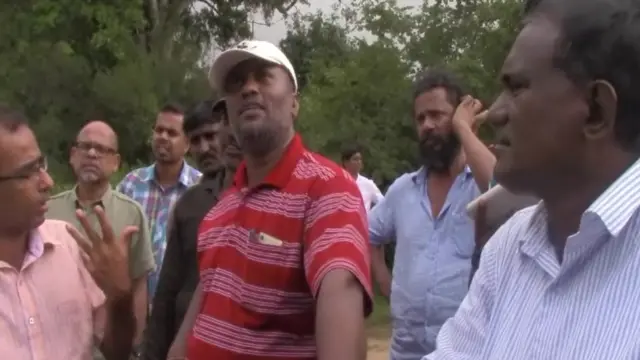 සිවිල් ක්‍රියාධරයන් ගම්වාසීන් සමග