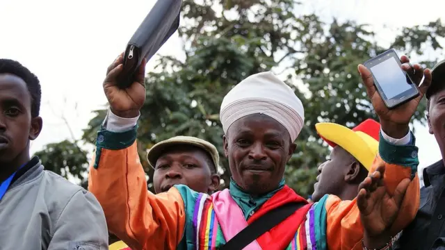 Mmoja wa waliohudhuria maadhimisho ya Mashujaa Dei