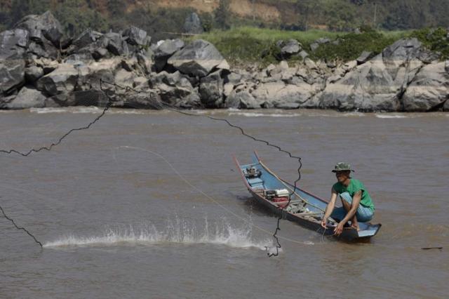 泰國漁民在位於泰國最北部地區的湄公河撒網捕魚。
