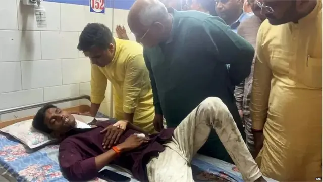 मोरबी हादसे के बाद अस्पताल में घायलों से मिलते गुजरात के सीएम