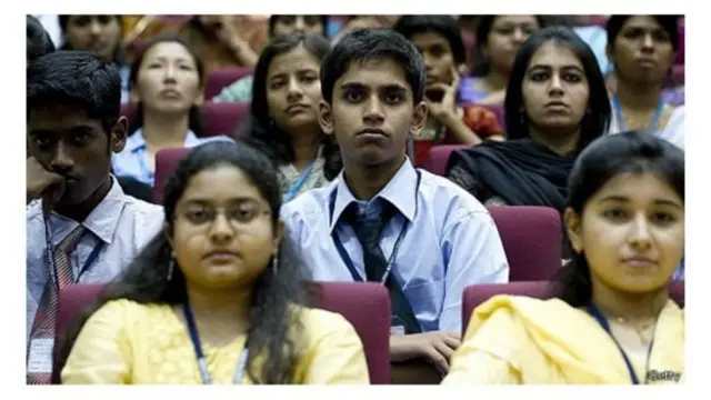 கல்லூரி மாணவ மாணவியர்